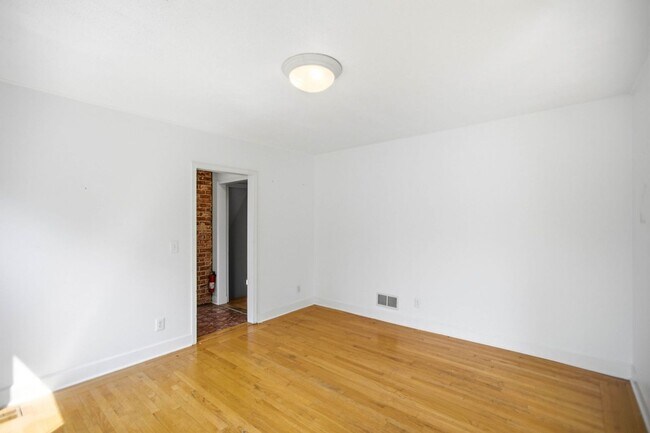 Building Photo - Steps from Green Lake ,6 bed 3 bath home with 2 kitchens and 2 laundry rooms.