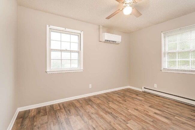 Building Photo - 3-Bed Plus 2 Bonus Rooms with Large Yard!