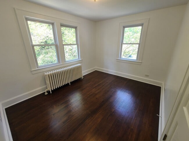 Building Photo - 4 bedrooms and 1.5 bathrooms, this home of...