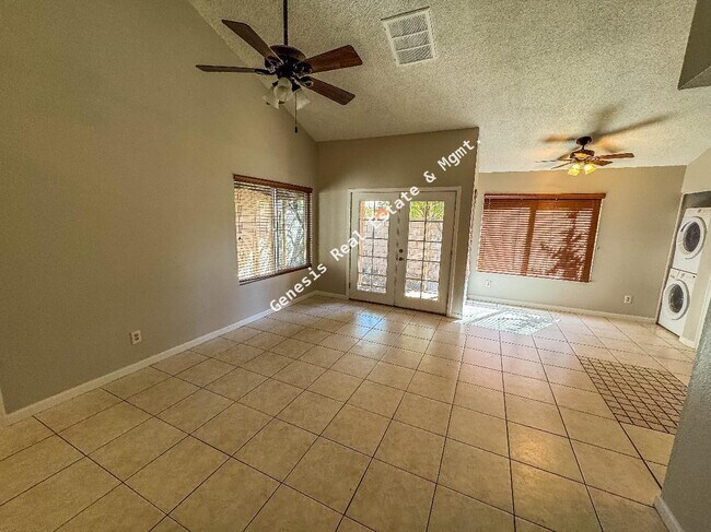 Building Photo - 2 Bedroom Westside Townhome!