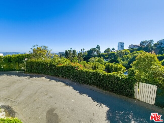 Building Photo - 8967 St Ives Dr