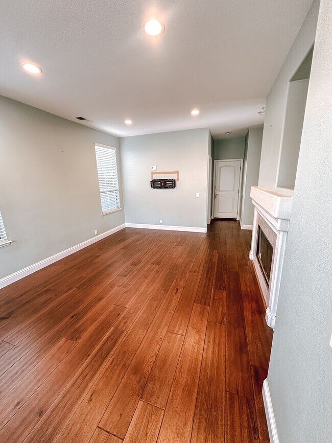 Building Photo - Pleasanton home available now!