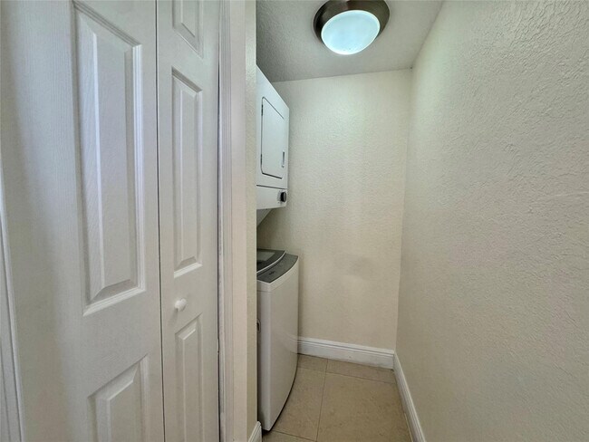 Building Photo - 660 NE 11th Ave