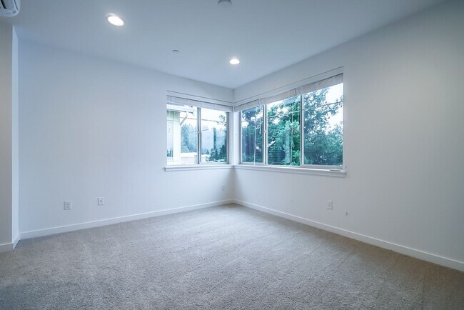 Building Photo - 2Bd/2.5Ba Bellevue Townhouse