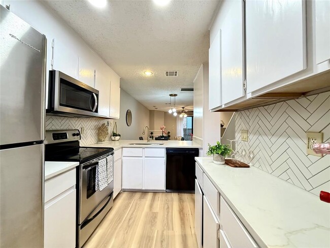 Building Photo - 7122 Wood Hollow Dr