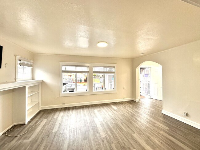 Building Photo - 1321