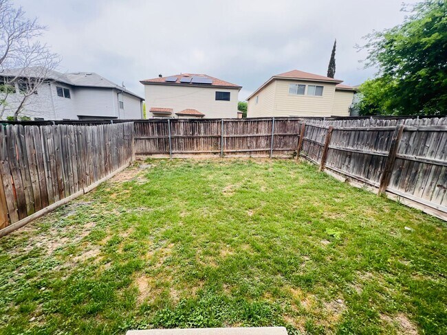 Building Photo - 5105 Flipper Dr