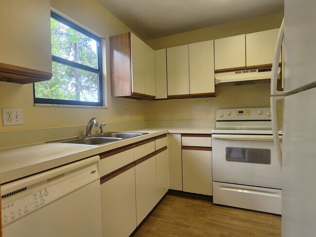 Building Photo - FOR RENT 2 bed 2.5 bath townhome