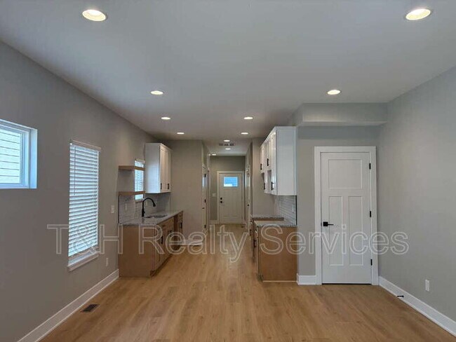 Building Photo - 621 W 39th St