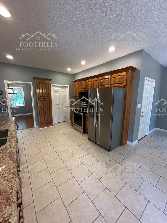 Building Photo - Stylish and Spacious 4-Bed Home with Scree...