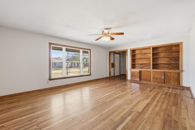 Building Photo - 134 Meander St