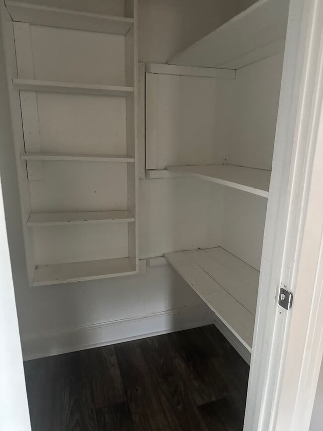 Building Photo - Spacious 3 bedroom 1 bath home