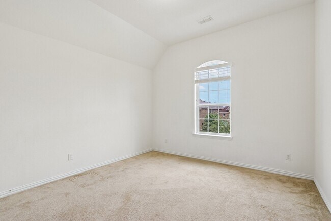 Building Photo - 5625 Kerry Dr