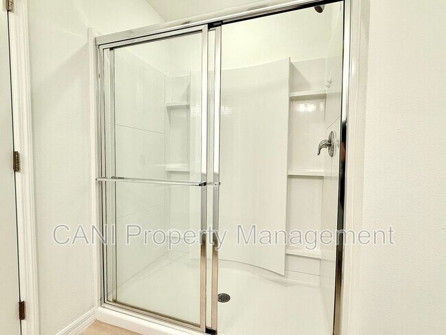 Building Photo - 646 Teviot Rd