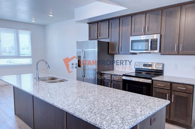 Building Photo - 974 W 500 S