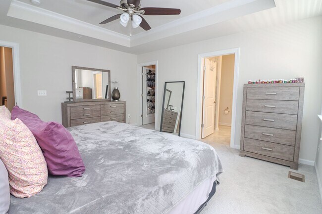 Building Photo - Stunning 3 Bed 2.5 Bath, Newer Condo-Style...