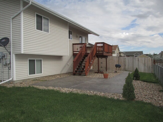 Building Photo - 4 BEDROOM | 2 BATH | DOUBLE CAR GARAGE | R...
