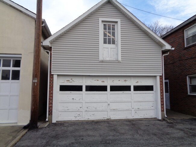 Building Photo - Spacious 4 Bedroom Hellertown Home!