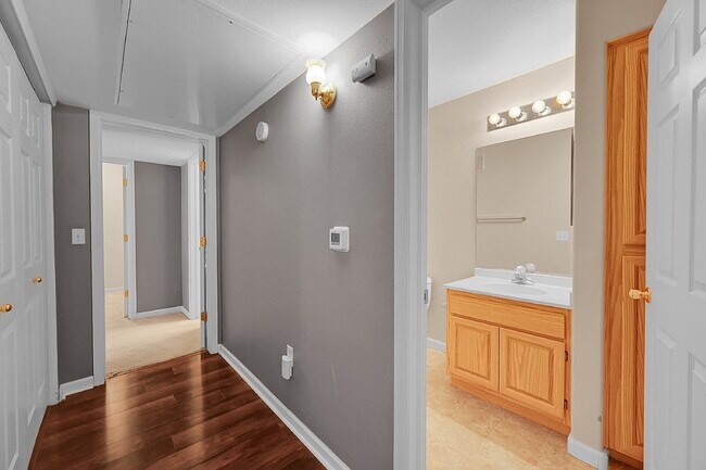 Building Photo - $1,900.00, 2-bed, 2 bath, located in Broom...