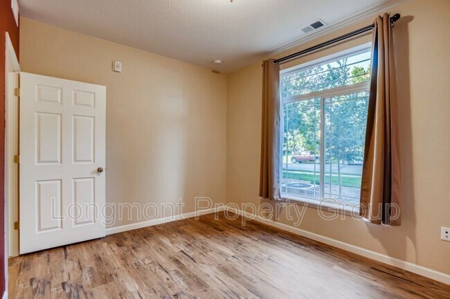 Building Photo - 804 Summer Hawk Dr