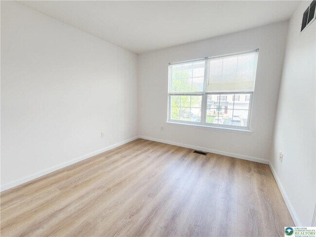 Building Photo - 937 King Way