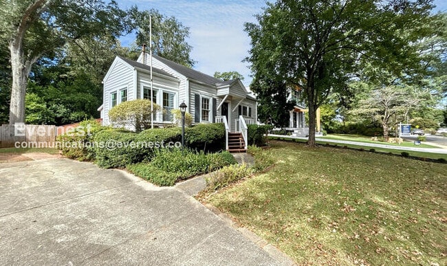 Building Photo - 2-Bedroom Home with Fenced Yard / Pet-Frie...