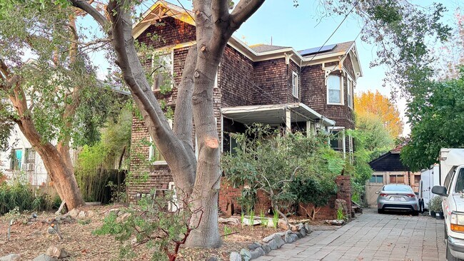 Building Photo - 1911 Buena Vista Ave