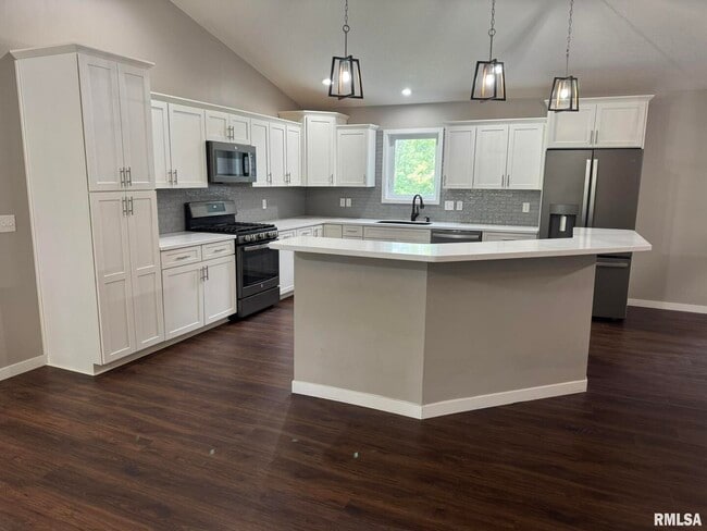 Building Photo - 18 Elmwood Dr