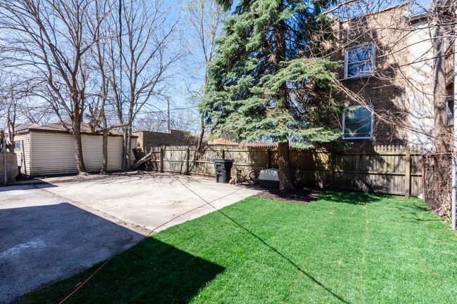 Building Photo - 56 W 76th St