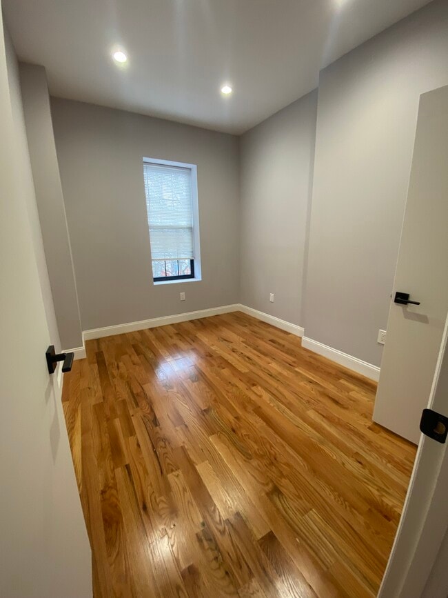 Building Photo - 139 Hemlock St
