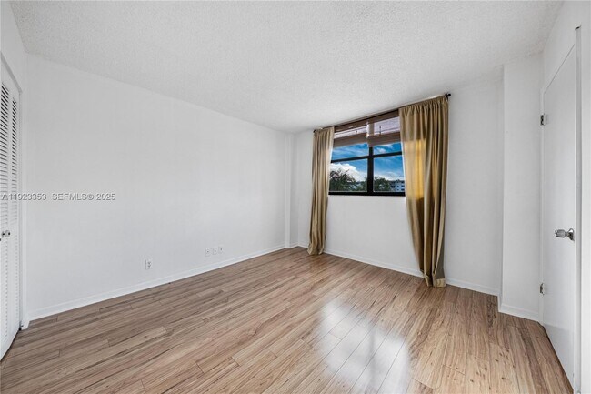 Building Photo - 290 174th St St