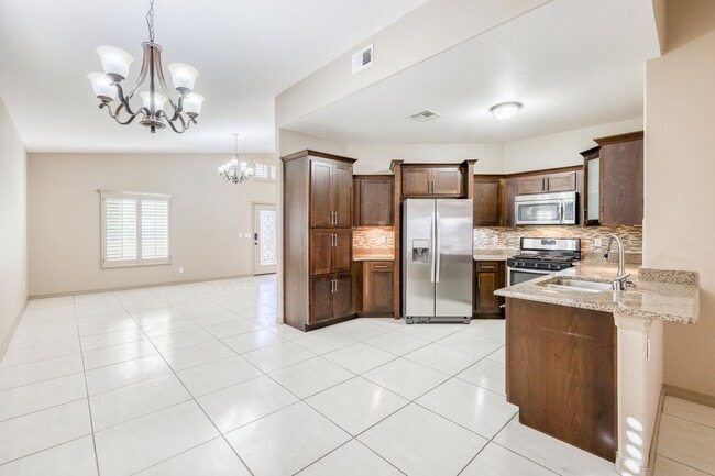 Building Photo - Beautiful 3 bed-2 baths home in 79911