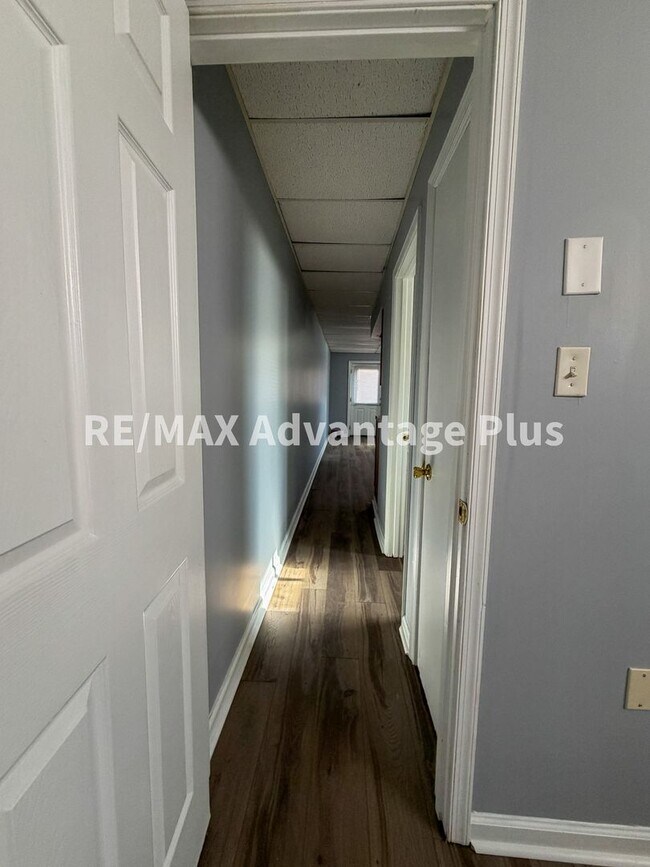 Building Photo - 400 S Main St