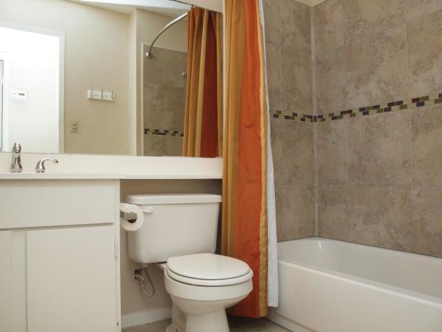 Building Photo - Spacious Townhouse in North Austin!