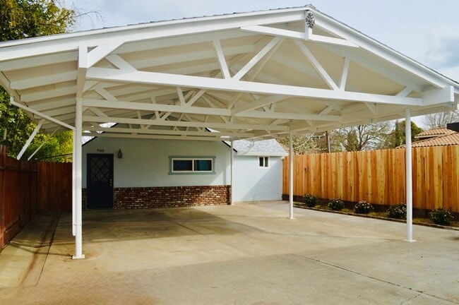 Building Photo - 940 Evelyn Ln