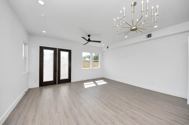Building Photo - 4129 E Toliver St