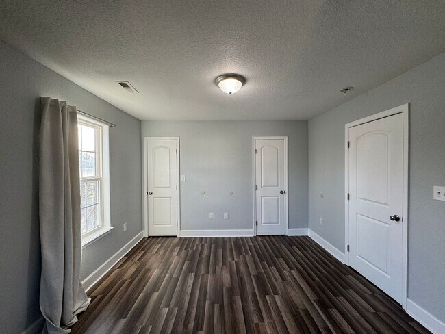 Building Photo - Welcome to this charming and spacious home!