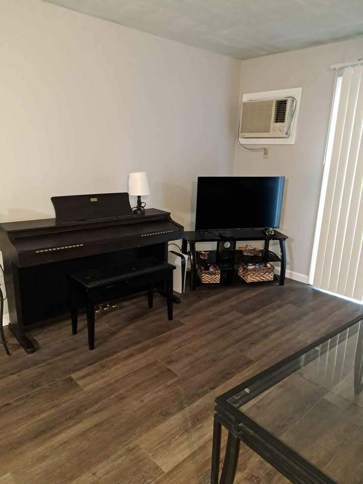 living room now unfurnished - 189N Capitol Hill Dr