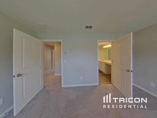 Building Photo - 100 Hyde Pk