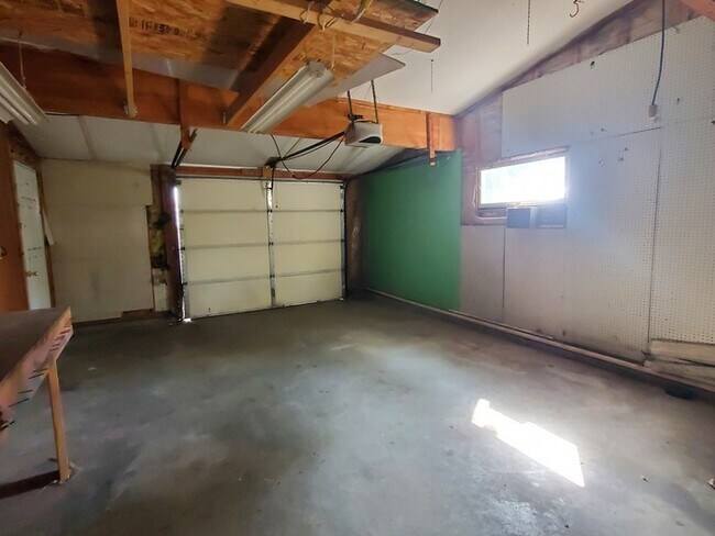 Building Photo - 324 6th St