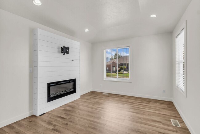 Building Photo - Spacious 5 Bed Kaysville Home with 3-Car Garage