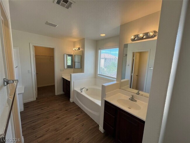 Building Photo - 1712 Newquay Commons Ave