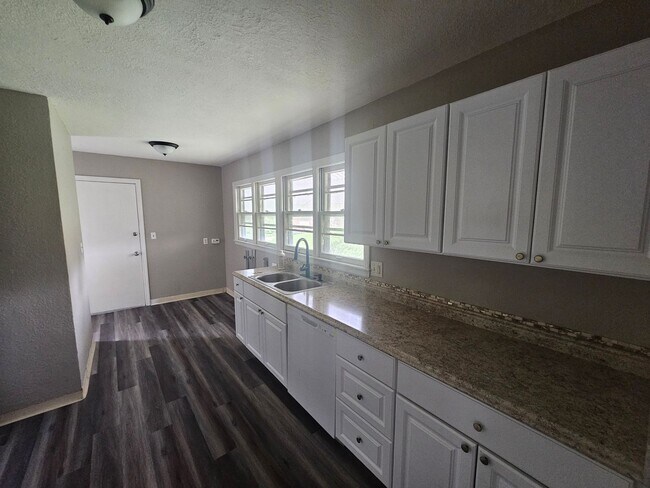 Building Photo - 800-802 E 75th Terrace - Duplex