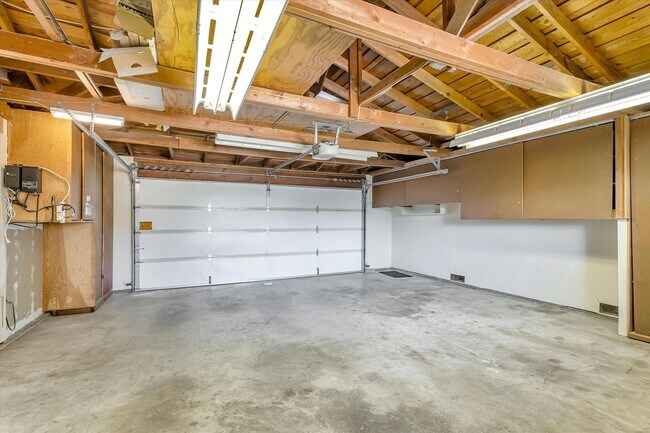 Building Photo - Tri-Level Home in Los Gatos