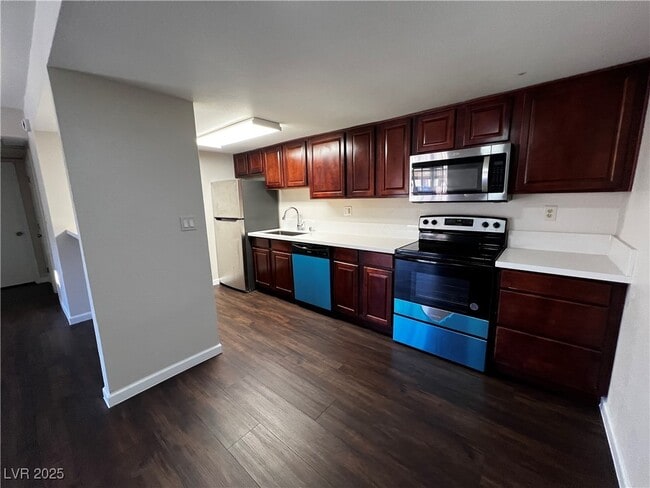 Building Photo - 5021 River Glen Dr