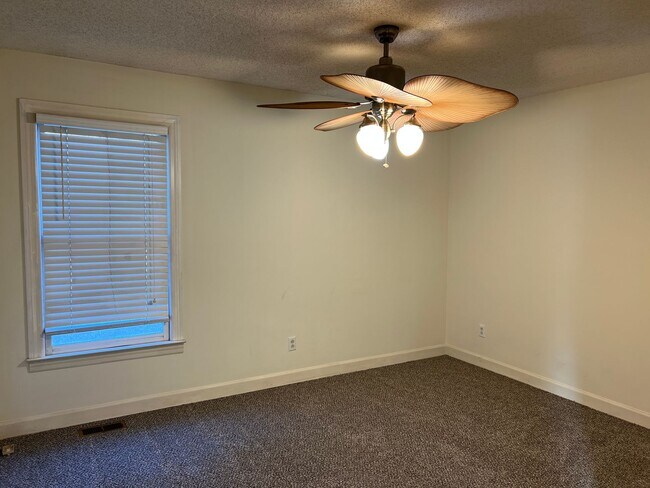 Building Photo - River North Country Club