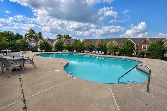 Building Photo - 2132 Greencrest Cir