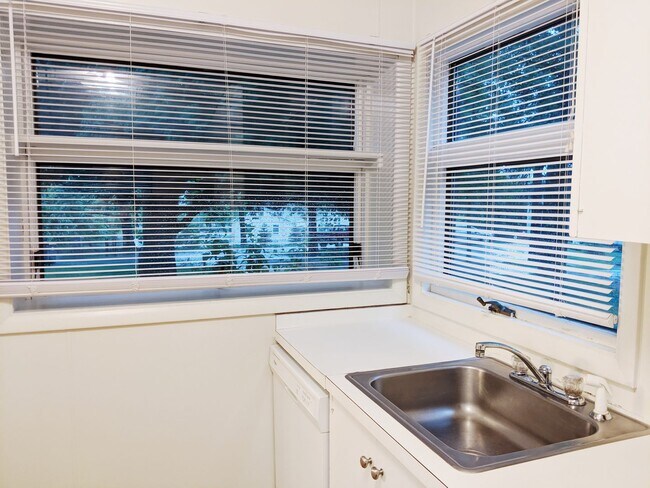Building Photo - 214 S Hillsdale Ct