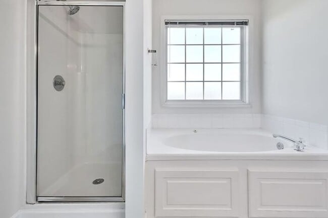 Building Photo - Freshly Painted! New Luxury Vinyl Plank Floors! Updated Lighting! Pool View Unit! Cape Cottages C...