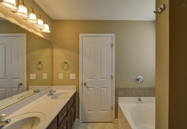 Building Photo - 3649 S Naples Ct